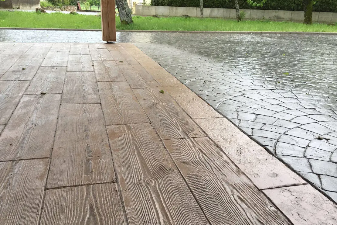 Imitación de madera en hormigón impreso en la parte posterior de una vivienda.